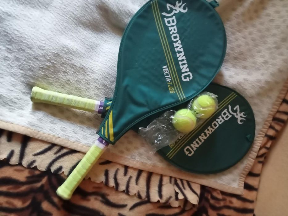 Raquetes e bolas novas de ténis