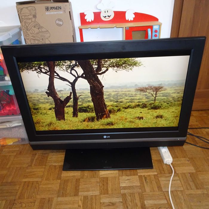 Telewizor LG model 37LE2R 37"