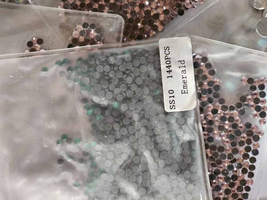 Strass hotfix vários tamanhos e côres