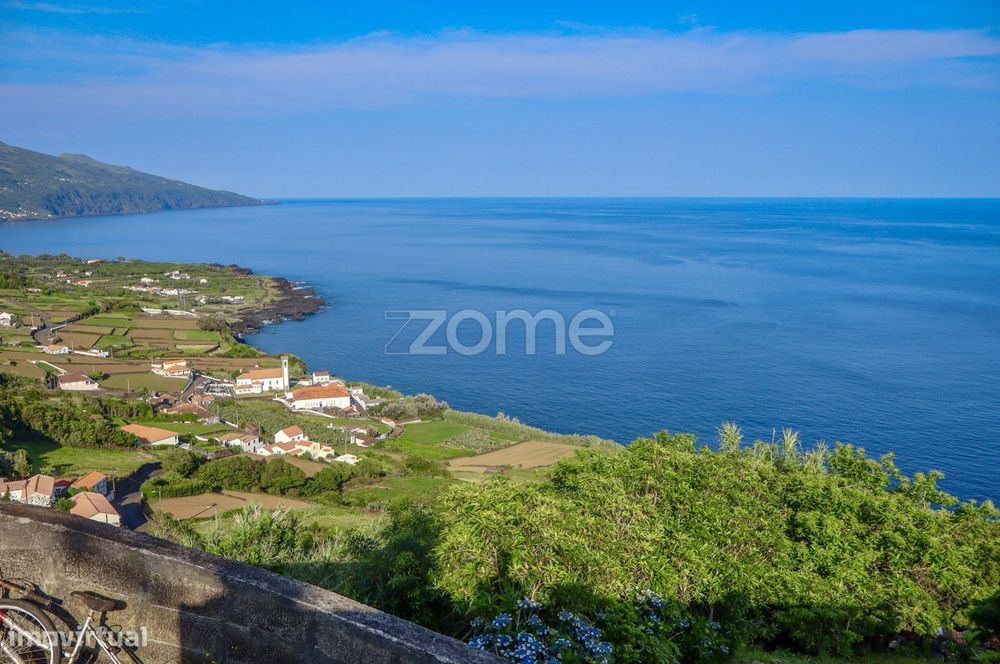 Moradia T4 com Vista Mar e Terreno Amplo em Ribeiras, Pico
