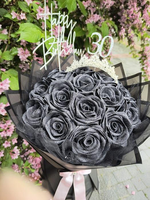 Bukiet róż czarnych  z brokatem ze wstążki. Wieczne róże. Dzień mamy