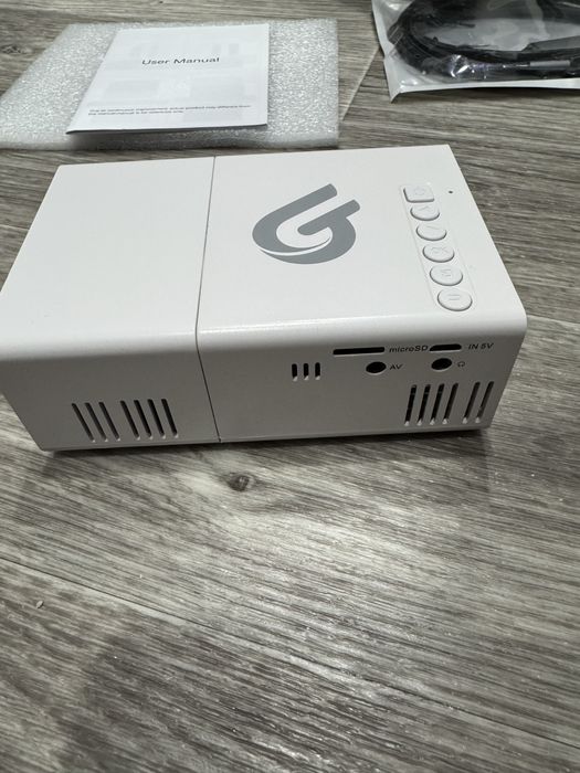 Кинопроектор, проектор, портативный для просмотра фильмов.