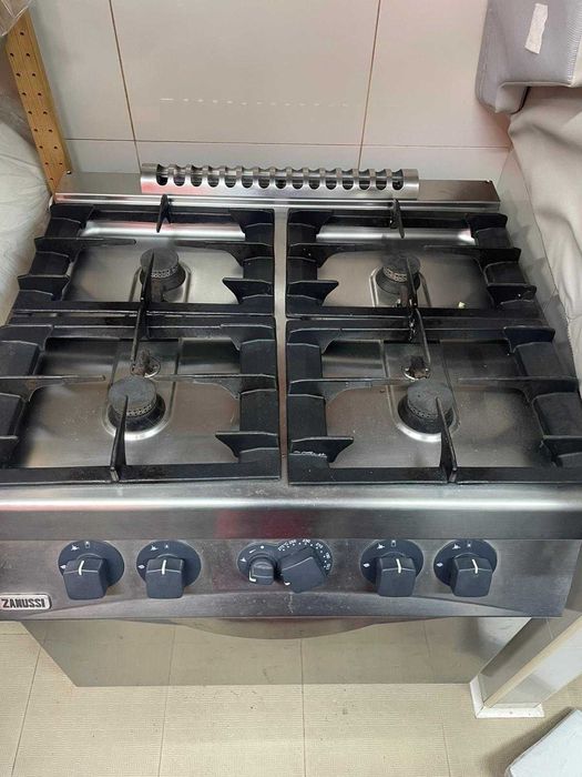 Fogão industrial/profissional a gás com forno Zanussi