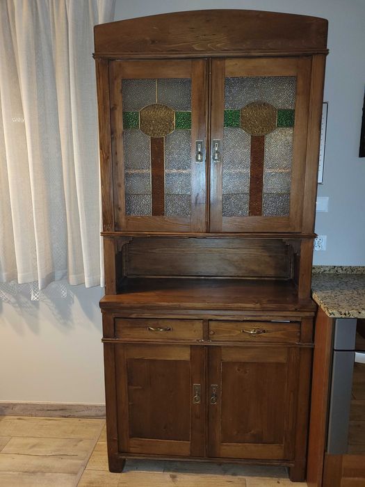Kredens z witrażami, szafa po renowacji