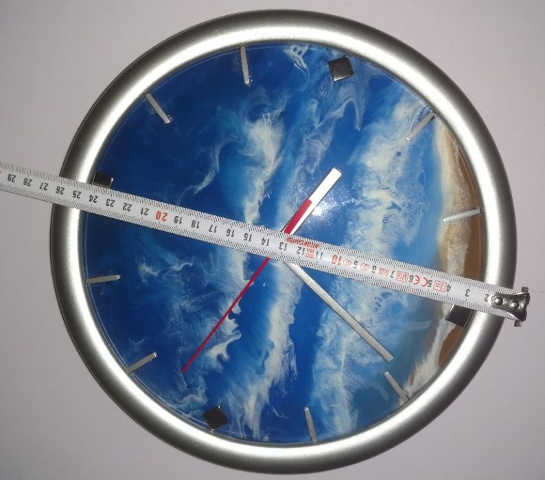 Настенные часы ручной работы в технике Resin art (морской прибой)