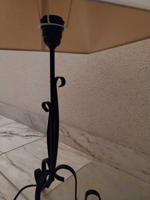 Candeeiro de mesa com pé em metal