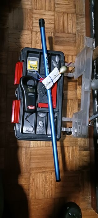 Varias Canas de pesca Vendo ou troco material de pesca