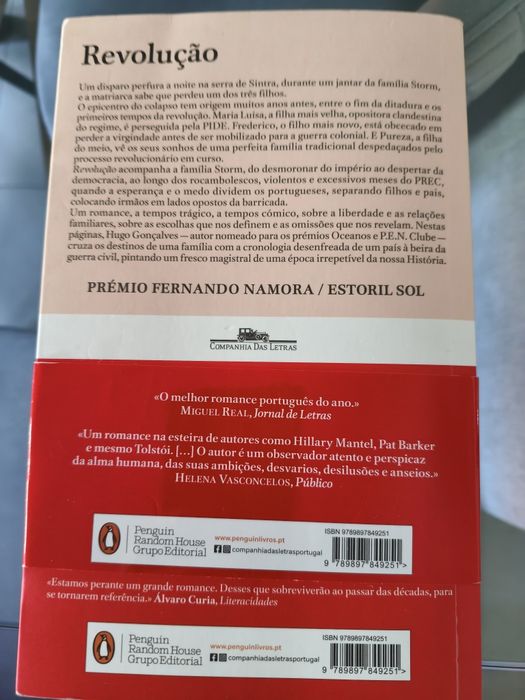 Livro "Revolução" de Hugo Gonçalves.