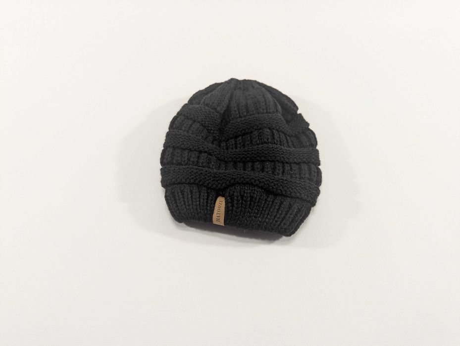 Czarna damska zimowa czapka HATOOZE