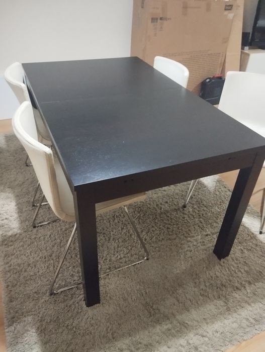 Mesa de jantar com cadeiras em pele .