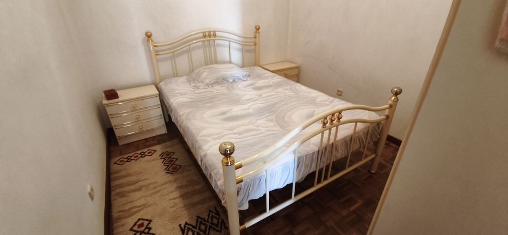 Cama, mesas de cabeceira e armário