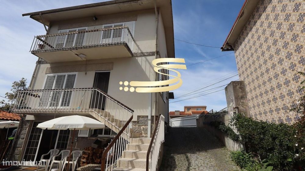 Moradia com anexos, garagem e excelente área de terreno