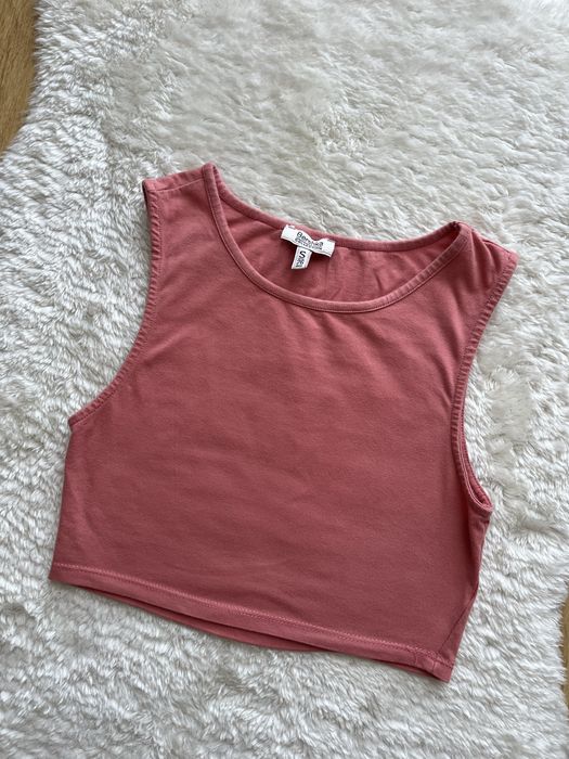 różowy crop top.