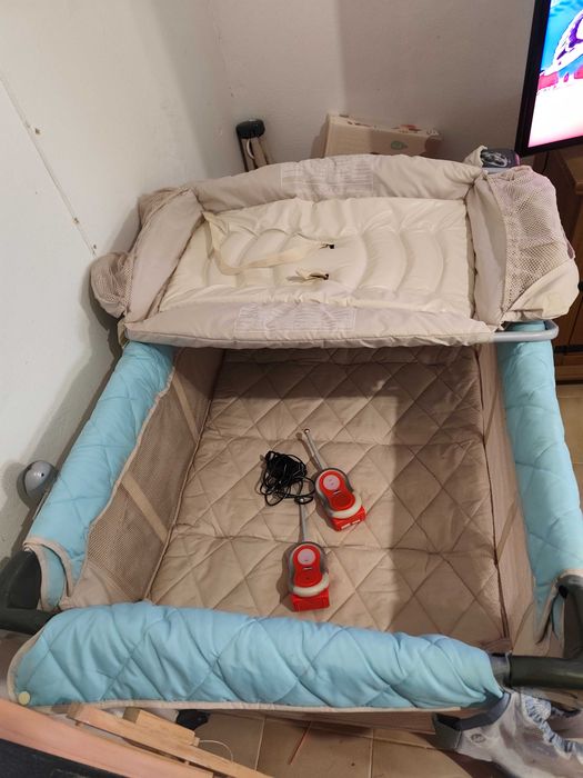 Parque para bebe tem duas opções de altura, muda fraldas, walkie-talkies e tocador de música e luz com comando tudo da Chicco