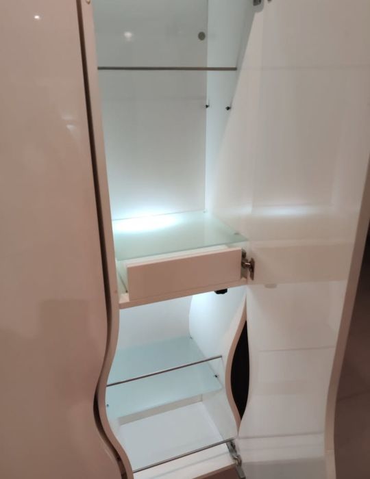 Móvel de parede suspenso vertical com LED interior