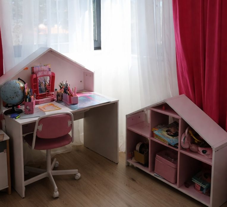 Meble Domki Konsimo szaro różowe plus biurko i półka mi