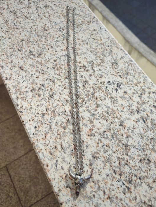 Colar com crânio de touro Pull & Bear unisex