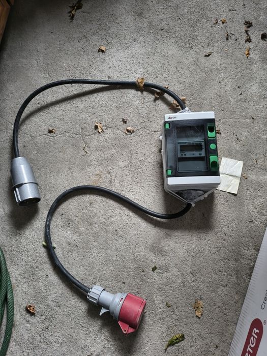 Mobilny licznik podlicznik cyfrowy 3 fazy siłowy  16A 400V budowa