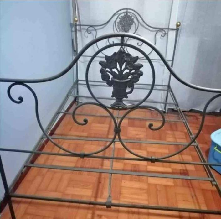 Cama em ferro restaurada