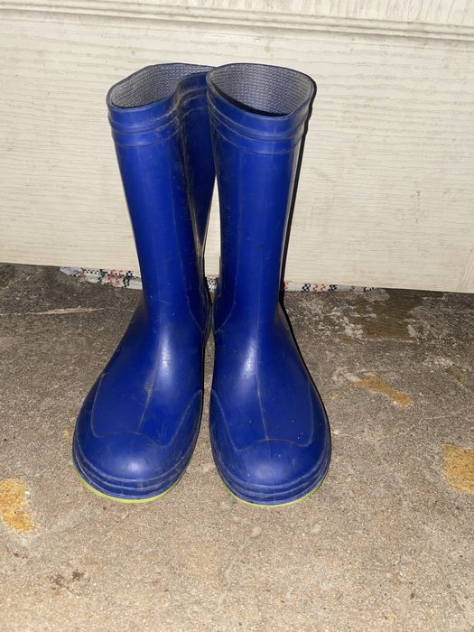 Отдам бесплатно обувь для мальчика и девочьки