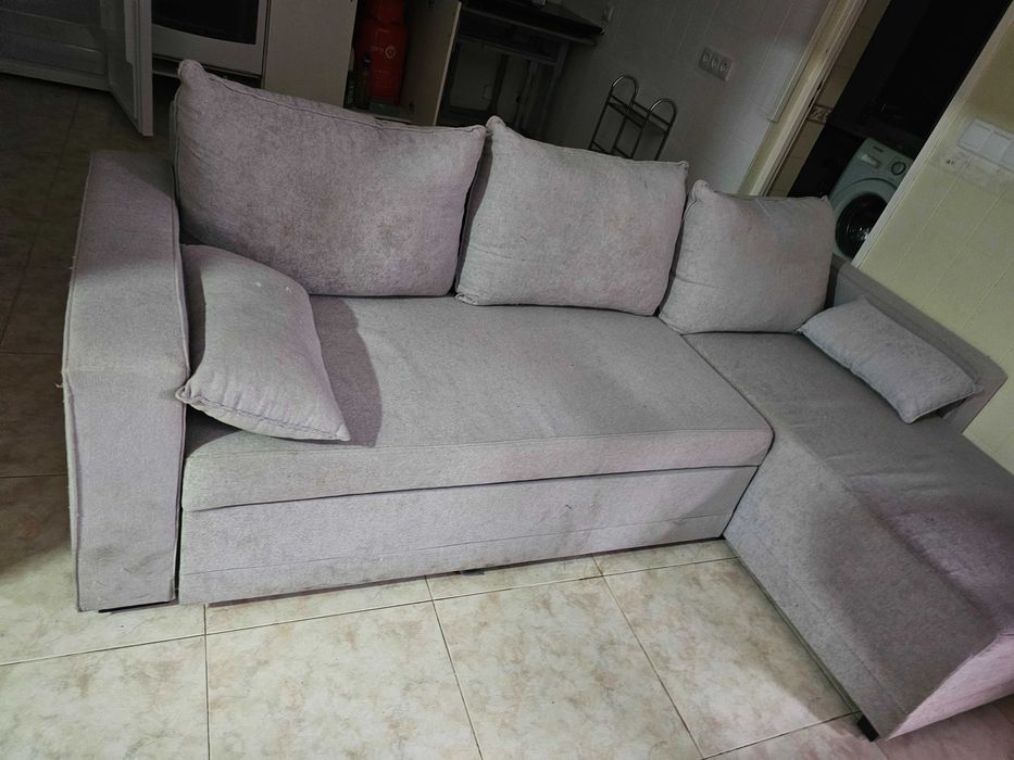 Cama, Geladeira, fogão, armario.