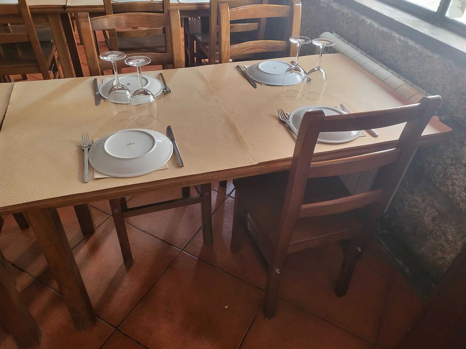 Conjunto de mesas e cadeiras