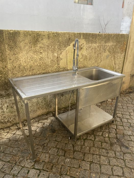 Bancada c/ pia industrial e torneira de mangueira - Profissional