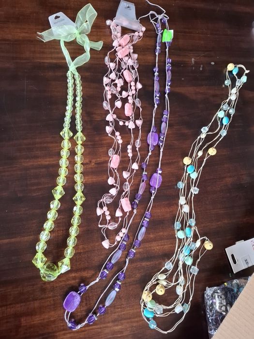 Długie korale , nazyjniki , 4 sztuki , nowe