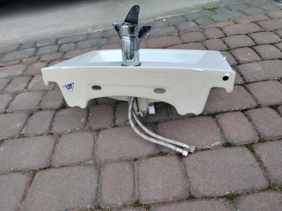 Umywalka z baterią łazienkowa