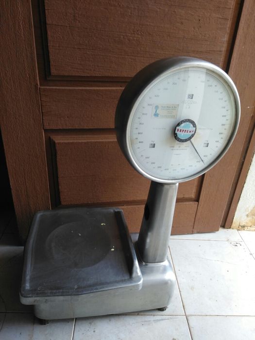 Baança antiga. Tem de ser aferida. Transporte a cargo do comprador