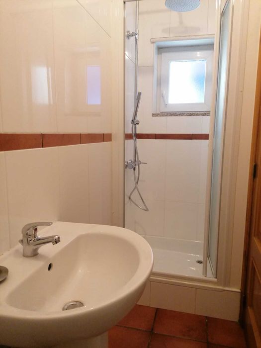 Estúdio com quarto/sala e cozinha e wc em r/c de moradia