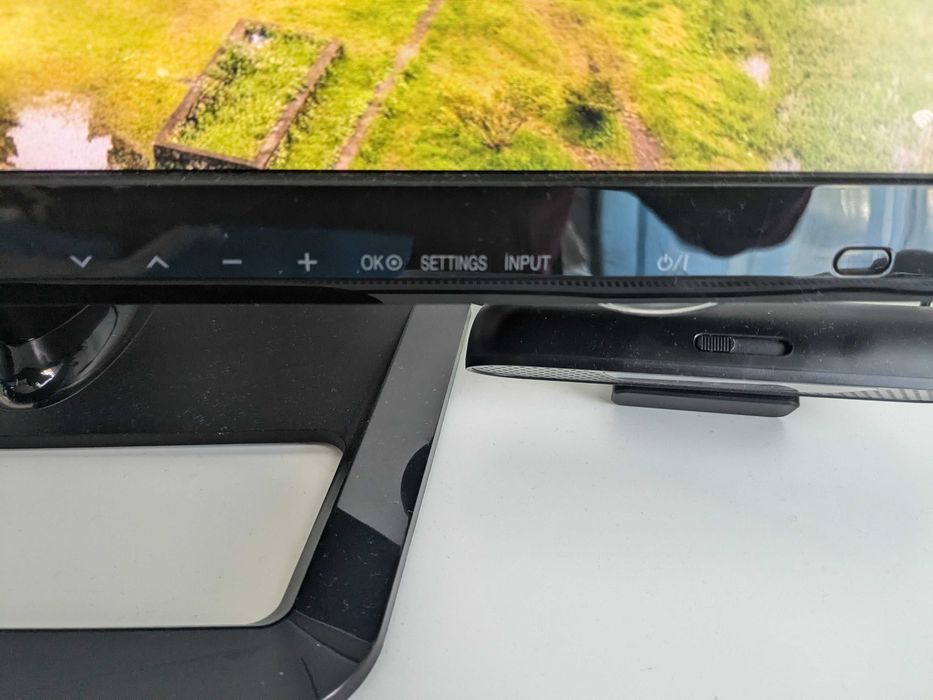 Tela de computador com televisão e comando