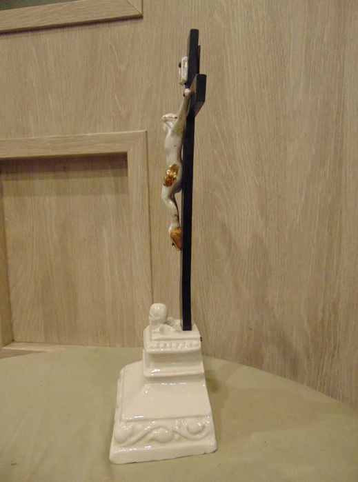 Secesja,stojący porcelanowy krzyż,P.Jezus,wys.29,5 cm.