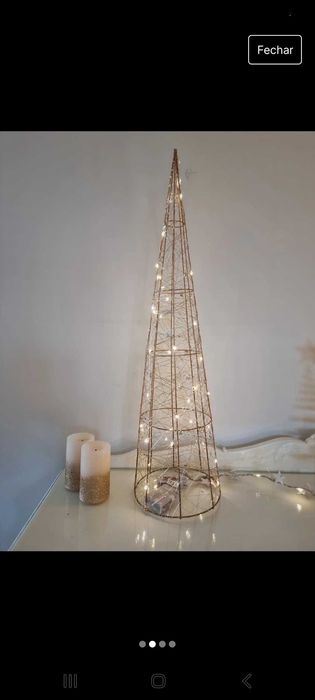 Pinheiro decorativo com luzes
