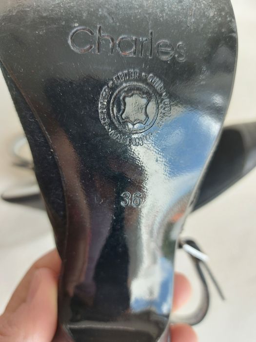 Sapatos pretos em pele tamanho 36 em excelente estado