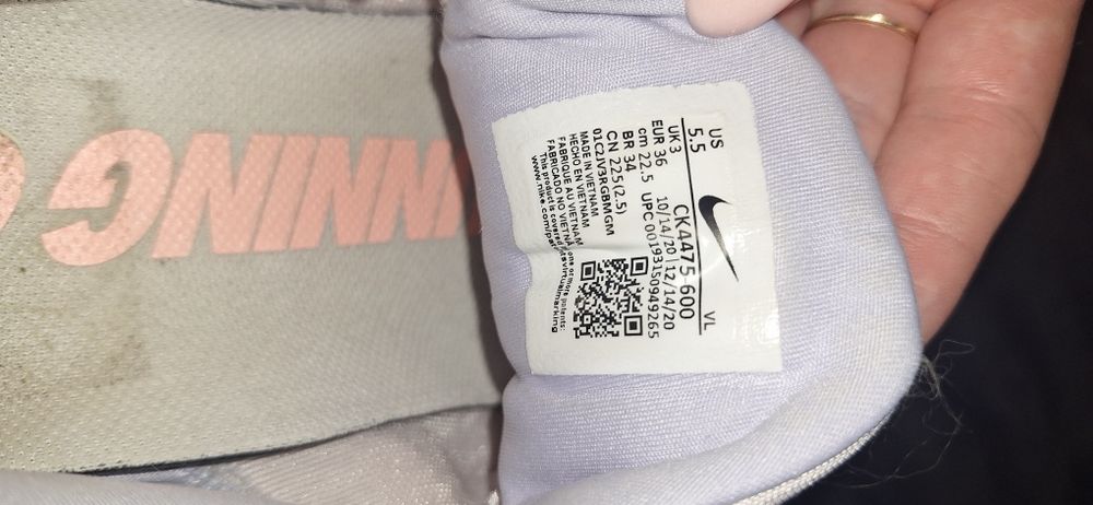 Продам Nike бігові жіночі кросівки