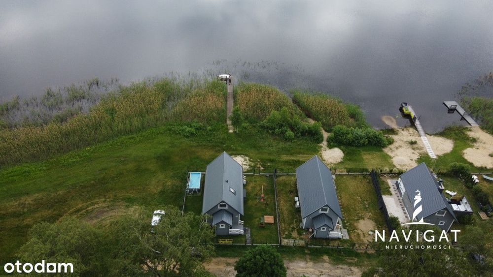 Nad brzegiem jeziora, prywatny pomost i basen.