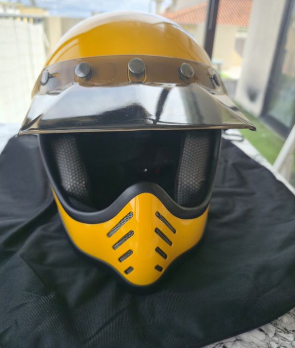 Capacete com saco de arrumação