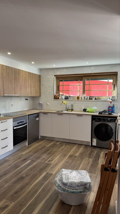 Moradia isolada T7 no Lourel-Sintra, no piso -1, tem um apartamento T2