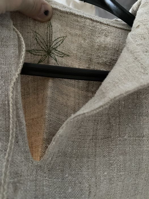 Легка кофта вишиванка із капюшоном з конопляної тканини ручної роботи