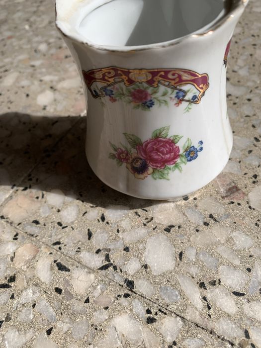 Tres pratos, jarra, copo para a escova de dentes e um buzio Limoges