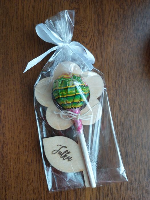 Upominki dla dzieci, rakieta na lizak, kwiatek na lizak