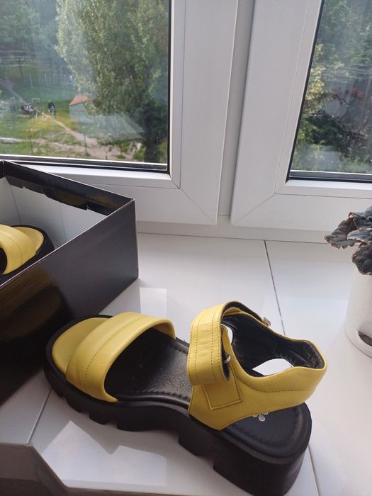 Босоніжки шкіряні.