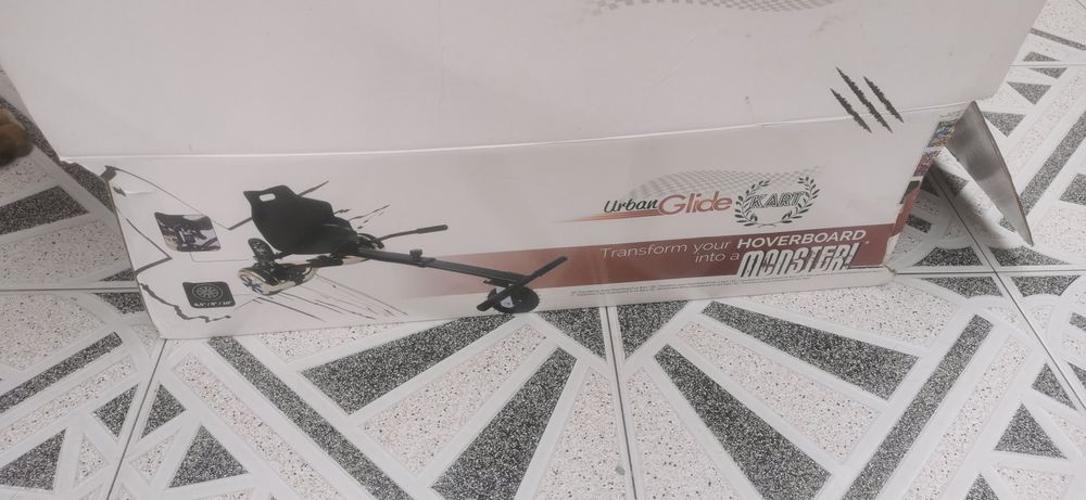 Hoverboard e cadeira em caixa