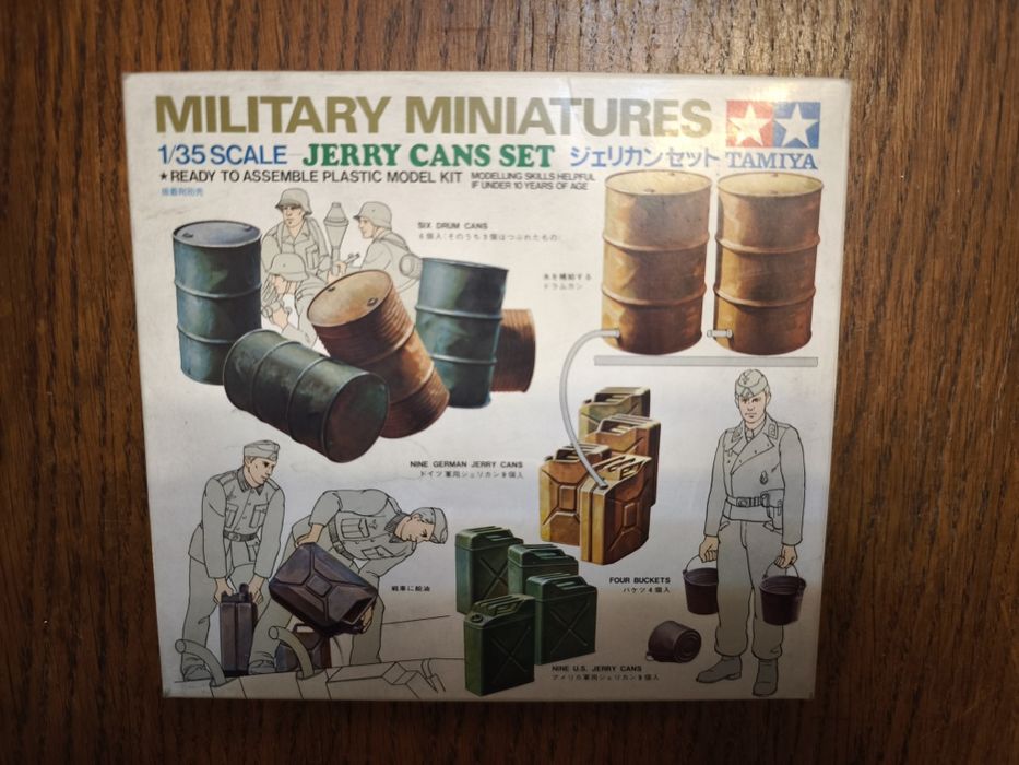 Model do sklejania Zestaw kanistrów, beczek i wiader Tamiya