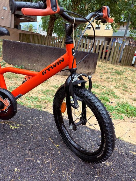 Bicicleta infantil B’TWIN 16” com rodinhas de apoio removíveis | Ótima oportunidade