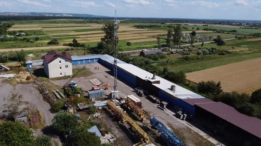 Будинок 467 м2 та склади 1500 м2