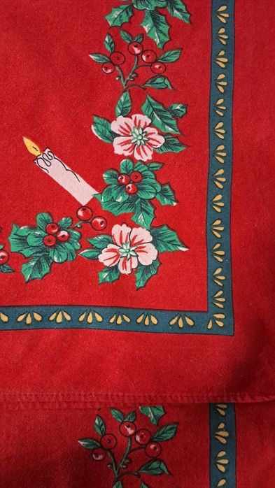 Kwadratowy czerwony bożonarodzeniowy obrus