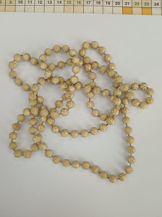 Colar comprido creme