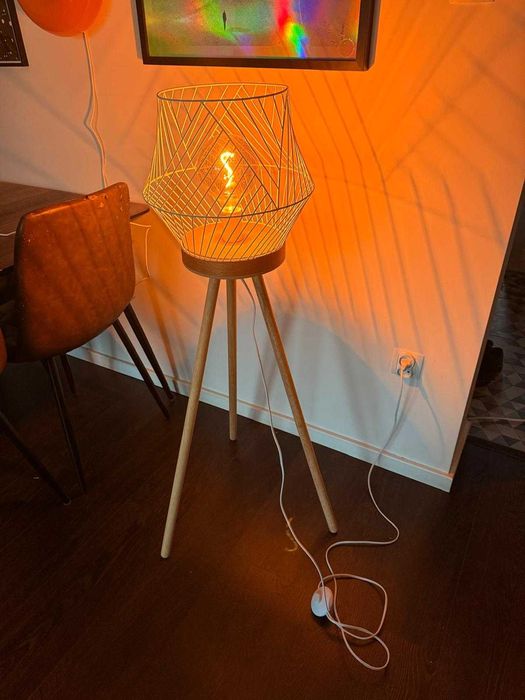 Lampa stojąca loft / skandynawska – drewniane nogi, metalowy klosz